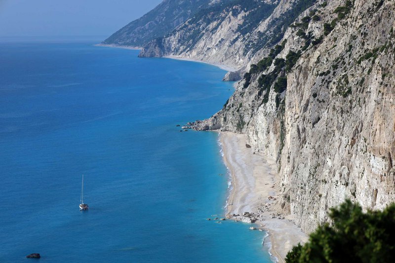 H δυτική ακτή της Λευκάδας είναι γεμάτη από πανέμορφες παραλίες.