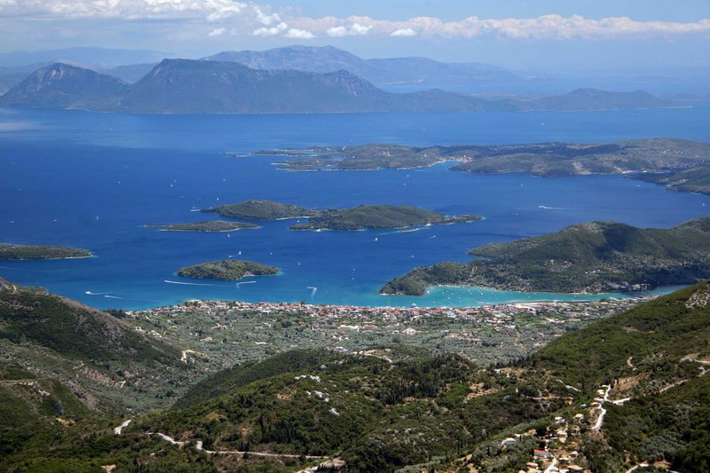 Η ανατολική ακτή της Λευκάδας με το Νυδρί. Ακολουθούν η Μαδουρή, ο Σκορπιός, το Μεγανήσι και στο βάθος τα βουνά της Αιτωλοακαρνανίας.