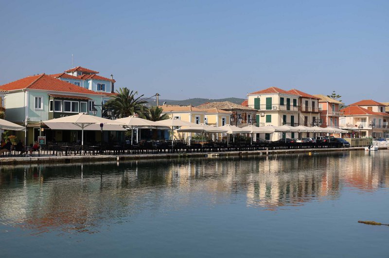 H περατζάδα της Λευκάδας, δίπλα στη λιμνοθάλασσα.