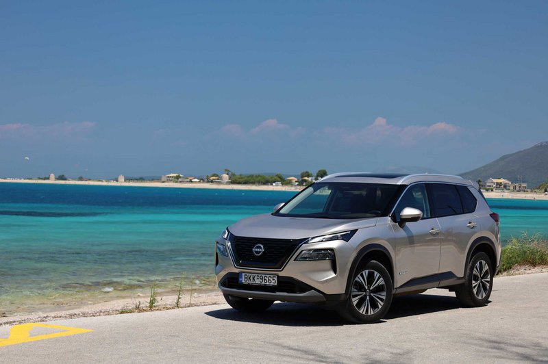 Στην άκρη της παραλίας του Αγίου Ιωάννη. Στο βάθος, η παραλία των Μύλων.