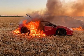 H καμένη Ferrari F8 Tributo «έκαψε ξανά» τον ιδιοκτήτη της - Γιατί συνελήφθη 2 χρόνια μετά (video)