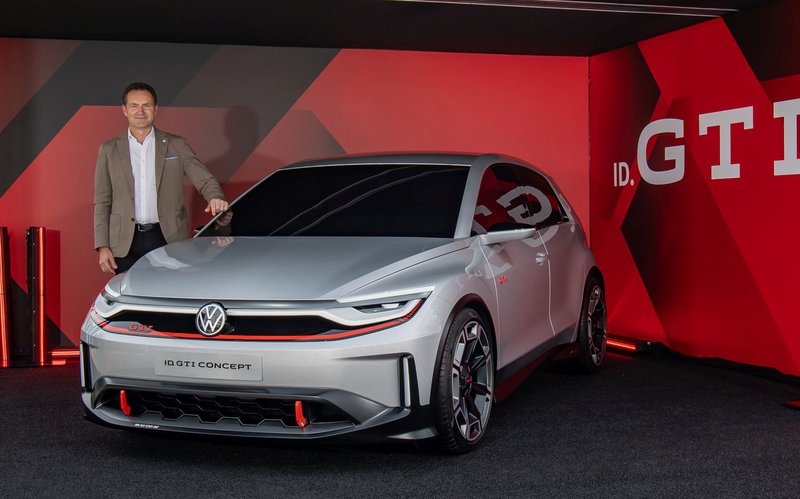 Ο Thomas Schäfer δίπλα στο Volkswagen ID. GTI Concept.
