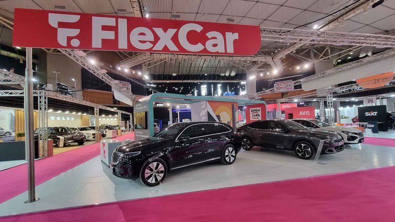 Μοντέλα των Mercedes, Citroen και Peugeot στο περίπτερο της FlexCar Μοντέλα των Mercedes, Citroen και Peugeot στο περίπτερο της FlexCar