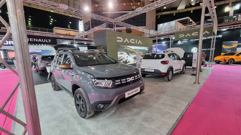 Το Dacia Duster και δίπλα του το ηλεκτρικό Spring Το Dacia Duster και δίπλα του το ηλεκτρικό Spring