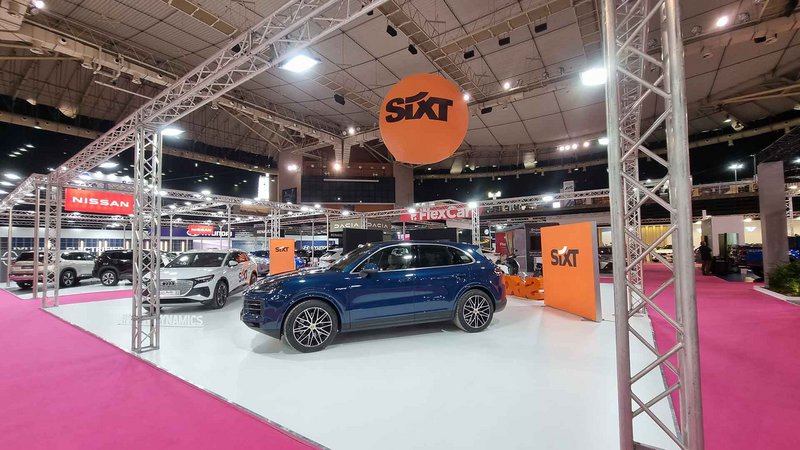Η νέα Porsche Cayenne στο περίπτερο της Sixt Η νέα Porsche Cayenne στο περίπτερο της Sixt