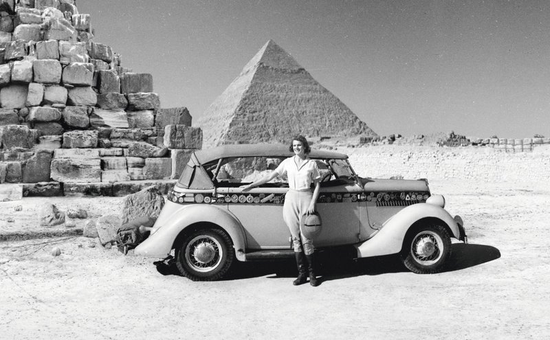 Η Aloha Wanderwell με το Ford Model. Η Aloha Wanderwell με το Ford Model.