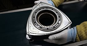 Mazda: Δείτε πώς κατασκευάζεται ο εμβληματικός κινητήρας Wankel στην Ιαπωνία (video)