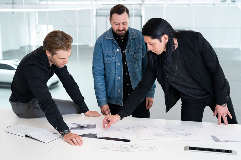 O Nahum Escobedo (πρώτος από δεξιά) μαζί με τους συναδέλφους του στην Polestar.