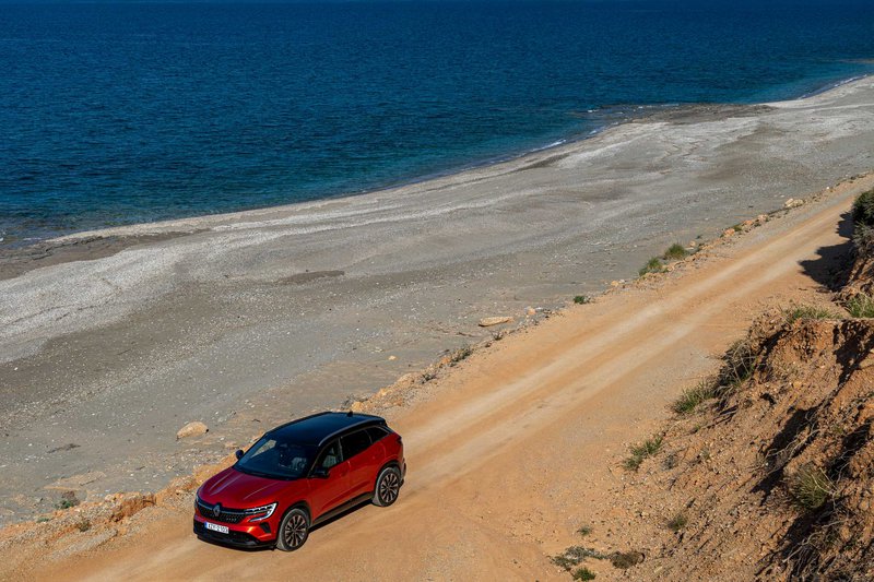 Το Renault Austral στην τεράστια παραλία της Μουρτερής.