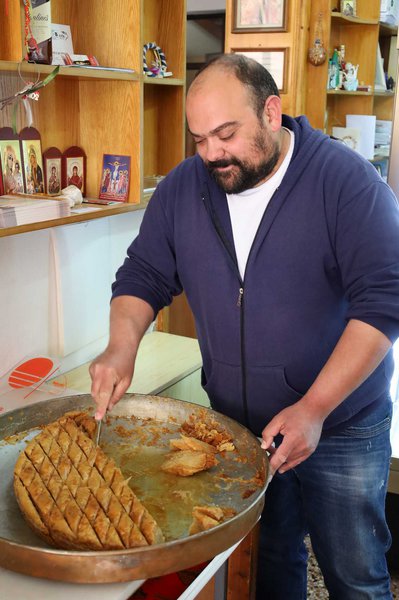Μπακλαβάς και αμυγδαλωτά – σήμα κατατεθέν της Κύμης: Εδώ ο Γιάννης, γιος του Σπύρου Χρήστου, συνεχιστής της παράδοσης…