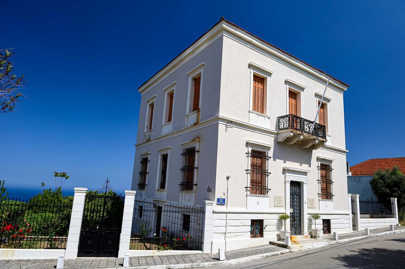 Κόσμημα μέσα-έξω το Λαογραφικό Μουσείο της Κύμης.