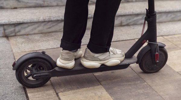 Αθήνα: Πρόστιμο σε γυναίκα που οδηγούσε ηλεκτρικό πατίνι υπό την επήρεια αλκοόλ