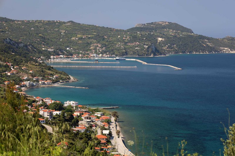 Ανηφορίζοντας προς Οξύλιθο, η θέα προς το λιμάνι της Κύμης σε αποζημιώνει.