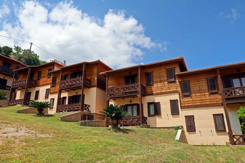 Η Εύβοια του Αιγαίου κρύβει ουκ ολίγες πανέμορφες παραλίες. Στην Κορασίδα, που βρίσκεται στα νότια της Κύμης (σε απόσταση περίπου 30 km) μπορείτε να φτάσετε μέσω Αυλωναρίου (ή Νεοχωρίου), ανάλογα με το από πού έρχεστε. Εδώ υπάρχουν και αρκετά ενδιαφέροντα καταλύματα, όπως το Wooden Nest.