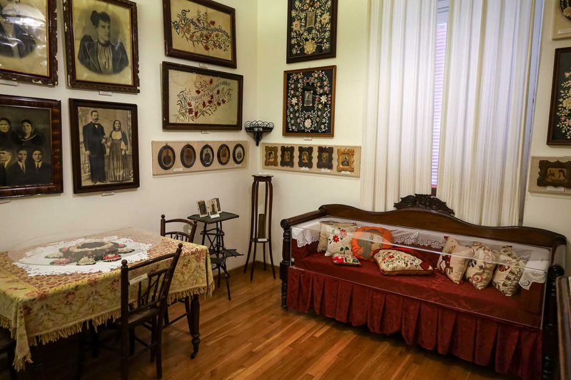 Το κουμιώτικο σπίτι, όπως αναπαρίσταται στο Λαογραφικό Μουσείο.