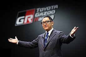 Ο Akio Toyoda είναι... MAGA! - Δείτε τι μπλουζάκι φόρεσε σε εκδήλωση στην Ιαπωνία (photos)