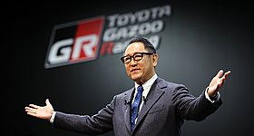 Ο Akio Toyoda είναι... MAGA! - Δείτε τι μπλουζάκι φόρεσε σε εκδήλωση στην Ιαπωνία (photos)
