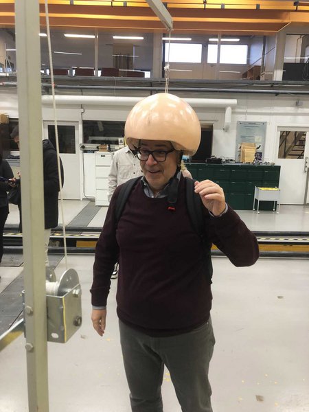 Η κάσκα με βάρος που αντιστοιχεί με το βάρος του κεφαλιού ενός μωρού για το σώμα ενός ενήλικα.