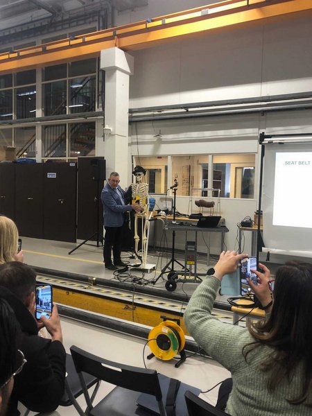 Ερευνητής που μας εξηγεί με τη βοήθεια ενός σκελετού τη μυοσκελετική δομή ενός ανθρώπινου σώματος.