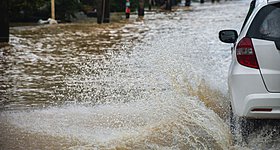 Οδήγηση στη βροχή: 13 συμβουλές για να αποφύγετε τα χειρότερα