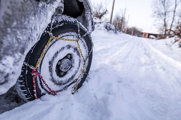 Κακοκαίρια: Ο πιο απλός τρόπος για να βάλετε τις αλυσίδες στο αυτοκίνητο (video)