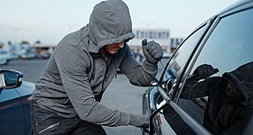 Απίστευτο: Δέχθηκαν κλήση 3.700€ επειδή ο κλέφτης του αυτοκινήτου τους δεν φορούσε ζώνη!