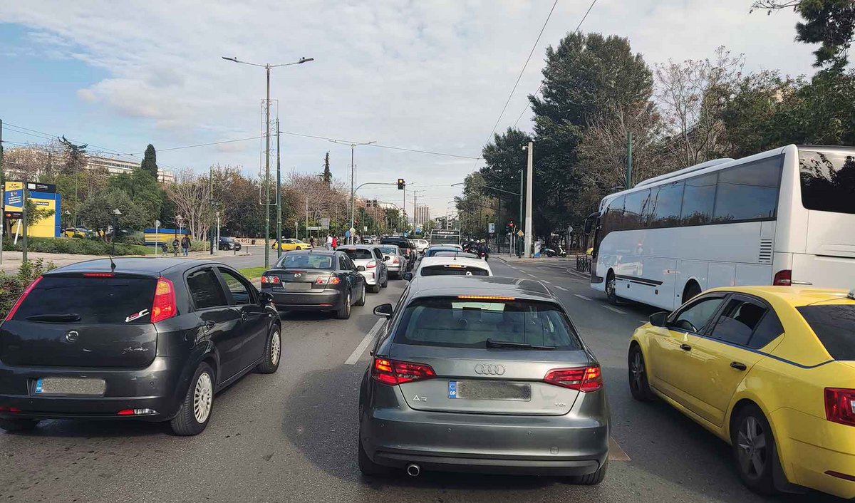 Αθήνα: Οι τιμές στα καύσιμα ανέβηκαν, αλλά το κυκλοφοριακό επιδεινώθηκε