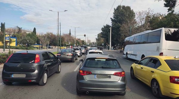 Αθήνα: Οι τιμές στα καύσιμα ανέβηκαν, αλλά το κυκλοφοριακό επιδεινώθηκε