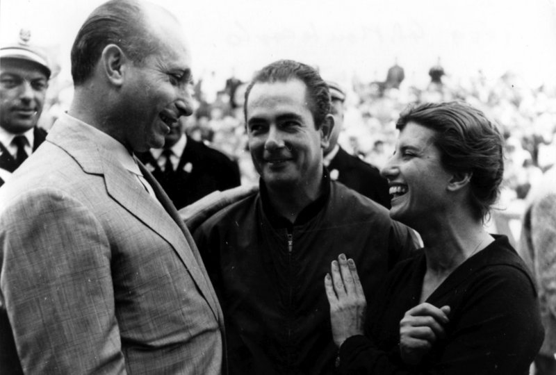 Η Maria Teresa de Filippis με τον Juan Manuel Fangio και τον Jean Behra.