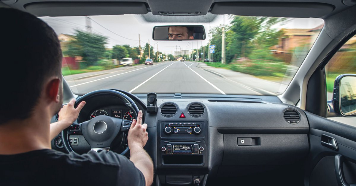 6+1 κακές συνήθειες στην οδήγηση που στέλνουν το αυτοκίνητο στο συνεργείο