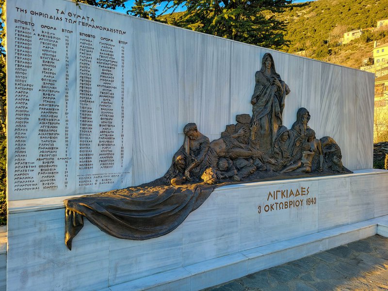 Το μνημείο που φιλοτέχνησε ο γλύπτης Στάθης Λεοντής θα θυμίζει για πάντα το έγκλημα των Γερμανών φασιστών στις Λιγκιάδες. Το μνημείο που φιλοτέχνησε ο γλύπτης Στάθης Λεοντής θα θυμίζει για πάντα το έγκλημα των Γερμανών φασιστών στις Λιγκιάδες.