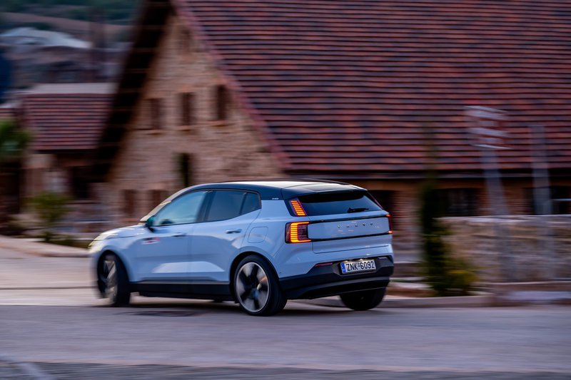 Η απόσταση πατώματος από το έδαφος είναι 177 mm, οι γωνίες εισόδου/ράμπας/διαφυγής 17,9/16,3/24,5 μοίρες και το ρυμουλκούμενο 1.600 kg