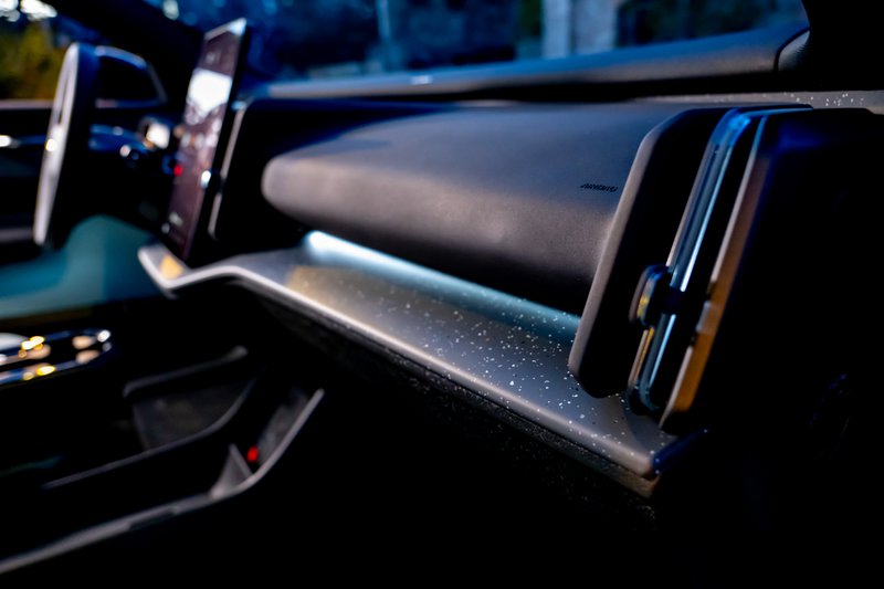 To ιδιαίτερο σε υφή εμπρός μέρος του ταμπλώ και μέρους των θυρών είναι κατασκευασμένο από ανακυκλωμένα πλαστικά… συνθετικά κουφώματα και ρολά παραθύρων!