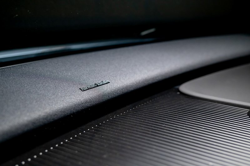 Η Harman Kardon έχει βάλει την υπογραφή της με δύο τύπους συστημάτων βασισμένων στην εξαιρετική καινοτόμο λύση της ηχομπάρας που βρίσκεται εμπρός, κατά μήκος του ταμπλώ.