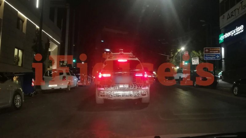 Το λευκό αυτοκόλλητο κάτω από την πινακίδα ενημερώνει τους οδηγούς ότι το αυτοκίνητο καταγράφει με κάμερες την κυκλοφορία. Το λευκό αυτοκόλλητο κάτω από την πινακίδα ενημερώνει τους οδηγούς ότι το αυτοκίνητο καταγράφει με κάμερες την κυκλοφορία.