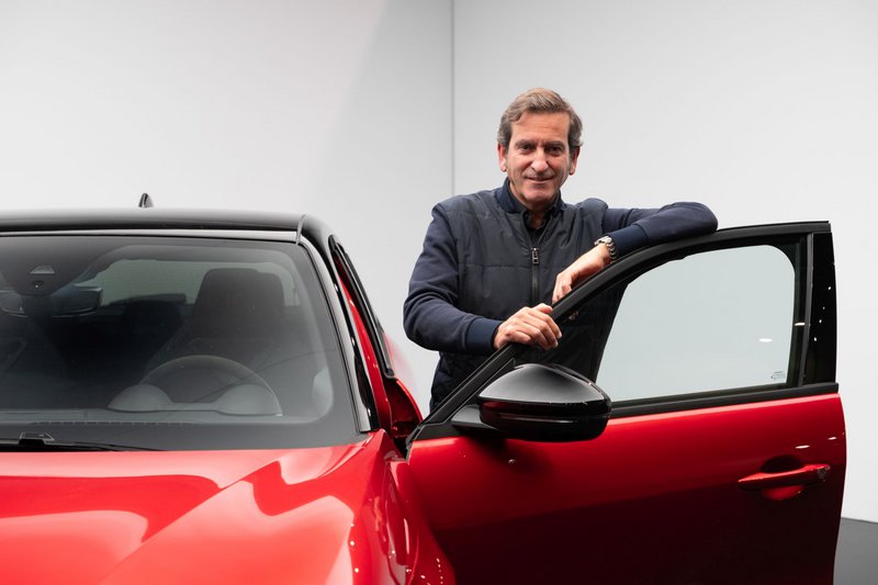 Ο κ. Alejandro Mesonero-Romanos ποζάρει δίπλα στην Alfa Romeo Junior