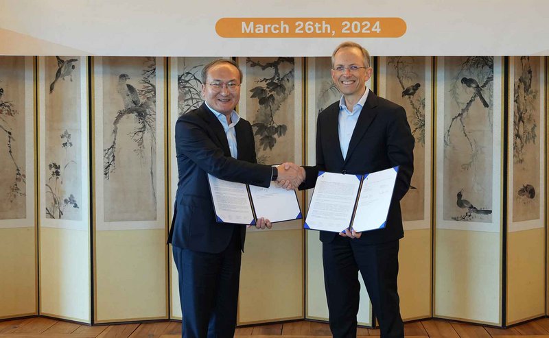 Ο CEO της Ferrari, Benedetto Vigna (δεξιά)