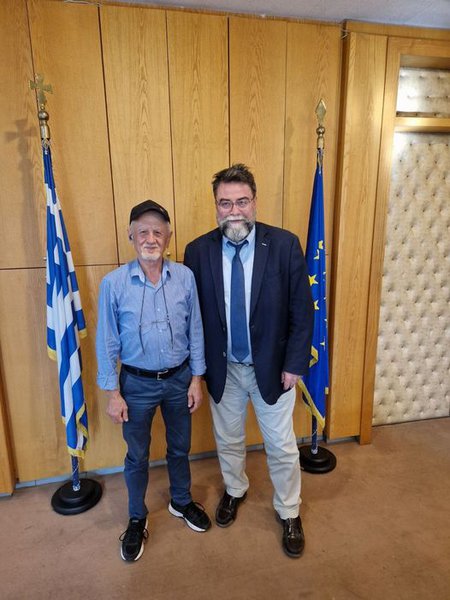 Ο πρόεδρος του ΣΑΤΑ κ. Θύμιος Λυμπερόπουλος με τον υφυπουργό Μεταφορών κ. Βασίλη Οικονόμου Ο πρόεδρος του ΣΑΤΑ κ. Θύμιος Λυμπερόπουλος με τον υφυπουργό Μεταφορών κ. Βασίλη Οικονόμου