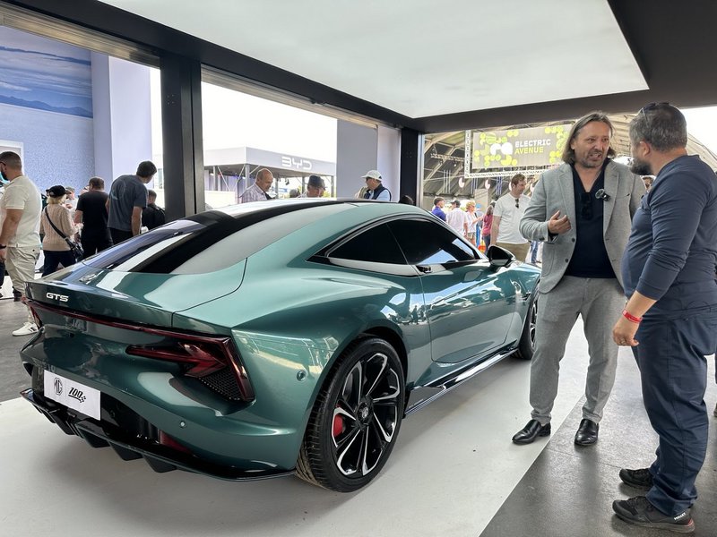 Ο Josef Kaban, επικεφαλής σχεδιασμού της MG, μαζί με το Cyber GTS Concept Ο Josef Kaban, επικεφαλής σχεδιασμού της MG, μαζί με το Cyber GTS Concept