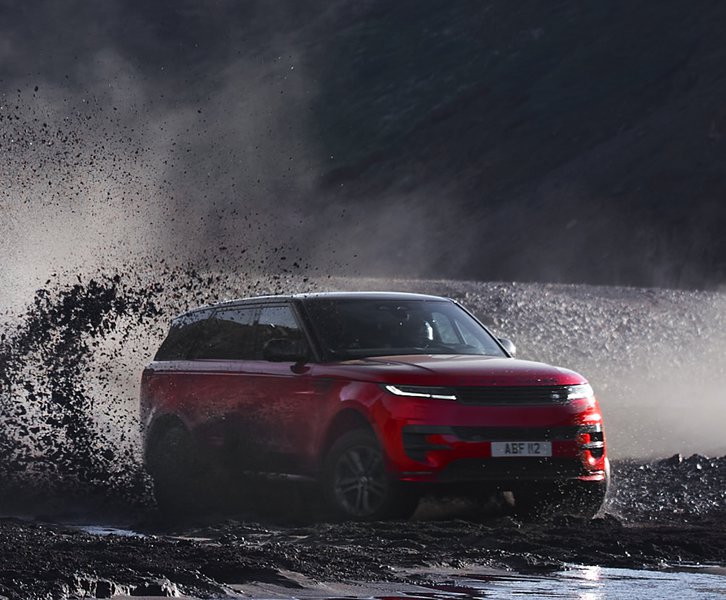 Η προηγμένη τετρακίνηση iAWD της Range Rover έχει την ικανότητα να επεξεργάζεται πληροφορίες σχετικά με τις συνθήκες οδήγησης 100 φορές το δευτερόλεπτο, εξασφαλίζοντας ότι η ροπή του κινητήρα να περνά στον δρόμο χωρίς απώλειες πρόσφυσης.  