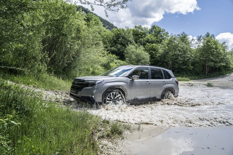 Το νέο Forester με 22 cm απόσταση από το έδαφος, αξιόπιστο σύστημα συμμετρικής τετρακίνησης, τα προγράμματα «X-Mode», με λειτουργίες Snow/Dirt και Deep Snow/Mud και τις αυξημένες γωνίες προσέγγισης, ράμπας, διαφυγής (20,4°, 20,9° και 25,7°),  παραμένει η ιδανική επιλογή σε όποιον επιζητά ένα SUV με απεριόριστες off-road ικανότητες.
