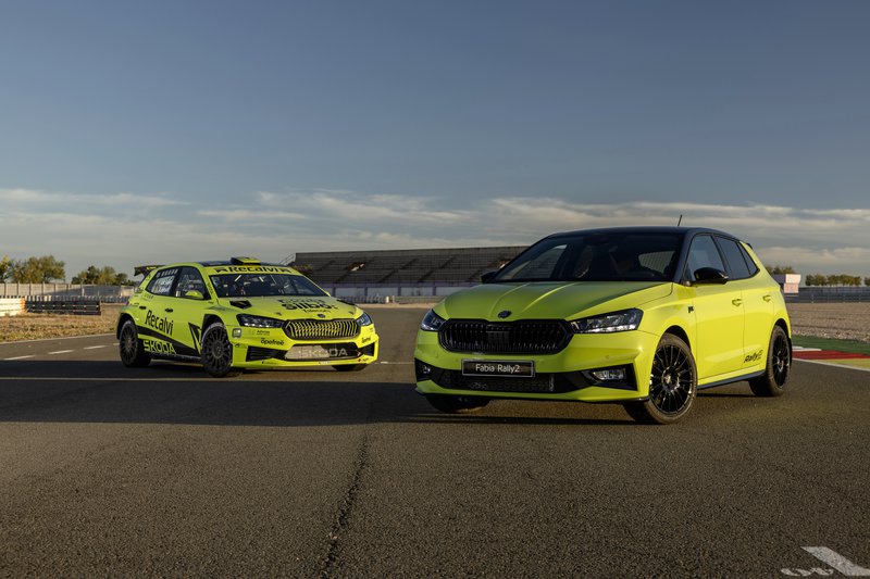 Το Skoda Fabia Rally2 Edition by Cohete Suarez δίπλα στο αγωνιστικό του «αδερφάκι»