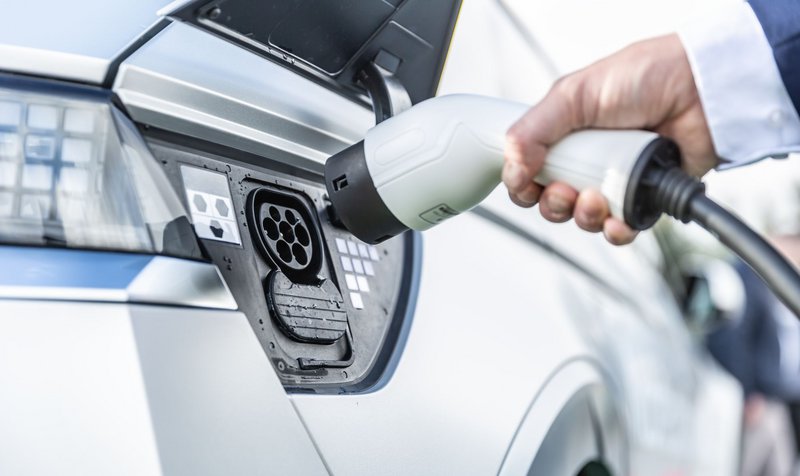Σύμφωνα με στοιχεία της EV FireSafe, σε όλες τις πυρκαγιές σε ηλεκτρικά αυτοκίνητα υπήρξε κάποιου τύπου προειδοποίηση και όλοι οι επιβαίνοντες απομακρύνθηκαν έγκαιρα χωρίς να υπάρξουν τραυματισμοί. Αναφέρεται, λοιπόν, ότι υπήρχαν μια σειρά από προειδοποιητικά σημάδια ότι επίκειται ανάφλεξη, όπως: α) Προειδοποιητική λυχνία στο ταμπλώ, β) Σκούρα και ανοιχτά σύννεφα ατμού και γ) Θόρυβοι (κτύποι ή συριγμός) Σύμφωνα με στοιχεία της EV FireSafe, σε όλες τις πυρκαγιές σε ηλεκτρικά αυτοκίνητα υπήρξε κάποιου τύπου προειδοποίηση και όλοι οι επιβαίνοντες απομακρύνθηκαν έγκαιρα χωρίς να υπάρξουν τραυματισμοί. Αναφέρεται, λοιπόν, ότι υπήρχαν μια σειρά από προειδοποιητικά σημάδια ότι επίκειται ανάφλεξη, όπως: α) Προειδοποιητική λυχνία στο ταμπλώ, β) Σκούρα και ανοιχτά σύννεφα ατμού και γ) Θόρυβοι (κτύποι ή συριγμός)