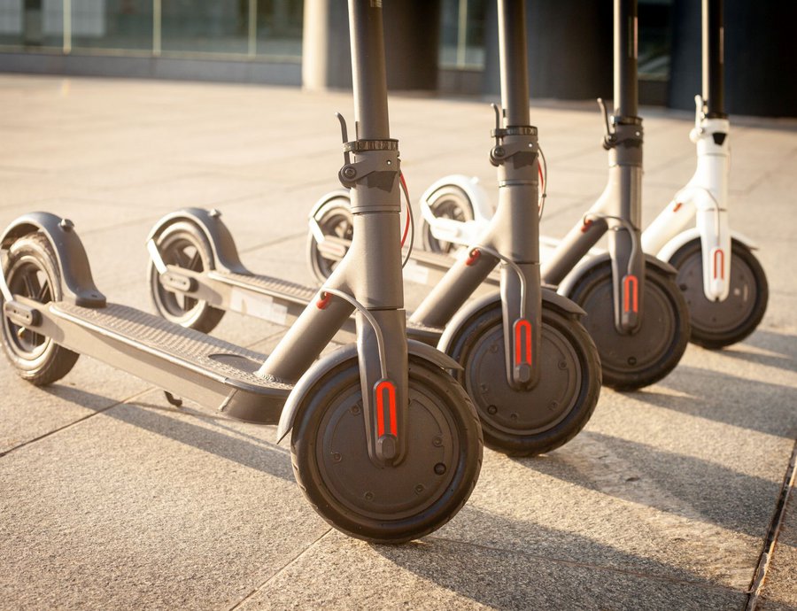 Αθήνα: Νέος κανονισμός για τα ηλεκτρικά πατίνια – Πού επιτρέπεται η κυκλοφορία και πού όχι, τι ισχύει με τη στάθμευση (χάρτης)