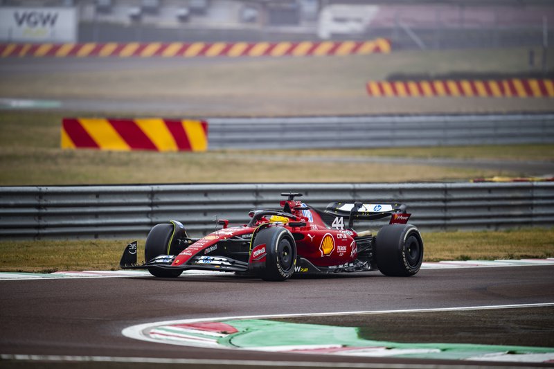 Ο Hamilton οδήγησε την SF-23 στο βροχερό Φιοράνο. ΦΩΤΟ: Ferrari Media Centre Ο Hamilton οδήγησε την SF-23 στο βροχερό Φιοράνο. ΦΩΤΟ: Ferrari Media Centre