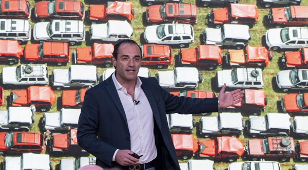 Λάβρος ο CEO της Stellantis κατά της E.E.: «Οι κανονισμοί της Κομισιόν δεν είναι ατελείς, είναι απλά κακοί»