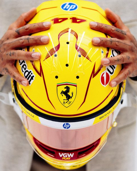 Το κράνος του Hamilton στη Ferrari. ΦΩΤΟ: Ferrari Media Centre Το κράνος του Hamilton στη Ferrari. ΦΩΤΟ: Ferrari Media Centre