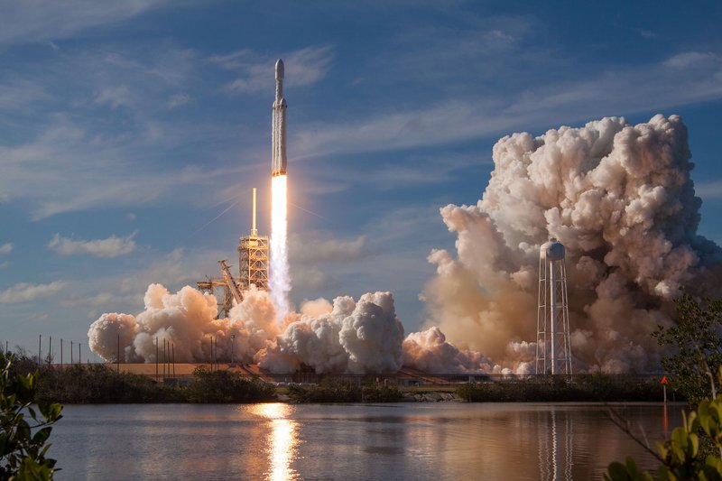 Η στιγμή της εκτόξευσης του Falcon Heavy που κουβαλάει το Tesla Roadster  Η στιγμή της εκτόξευσης του Falcon Heavy που κουβαλάει το Tesla Roadster