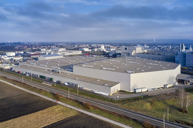 Περίπου 200 άτομα θα εργάζονται, σε πρώτη φάση, στο τμήμα που κατασκευάζεται το Energy Master στο εργοστάσιο του Landshut, ενώ καθώς η παραγωγή θα μεγαλώνει ο αριθμός τους θα φτάσει τους 700 εργαζομένους.