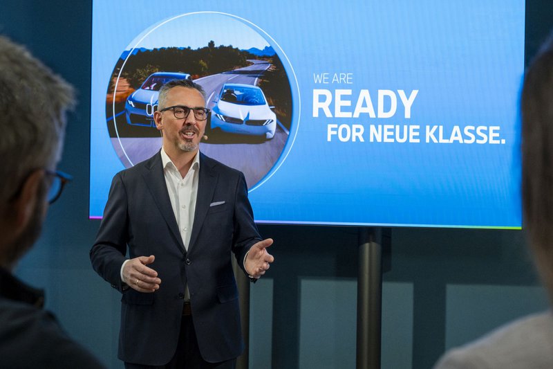 O Dr Joachim Post, μέλος του Δ.Σ. του BMW Group, έχοντας στο φόντο το Energy Master, τη ζωτικής σημασίας μονάδα του συστήματος Gen6, εξηγεί τη στρατηγική του γερμανικού ομίλου. O Dr Joachim Post, μέλος του Δ.Σ. του BMW Group, έχοντας στο φόντο το Energy Master, τη ζωτικής σημασίας μονάδα του συστήματος Gen6, εξηγεί τη στρατηγική του γερμανικού ομίλου.